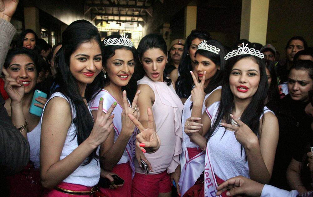 Actress Nargis Fakhri with the winners of the Veet Be the Diva after crowning them in the finals in New Delhi.