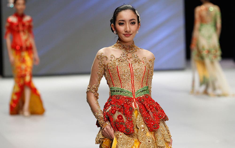 Models show creations by Nasaruddin during the Indonesia Fashion Week 2014.