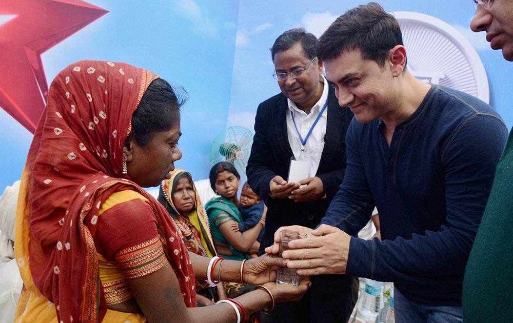 Bollywood actor Aamir Khan meets the family members of 'Mountain man' late Dasrath Manjhi at Gaya.