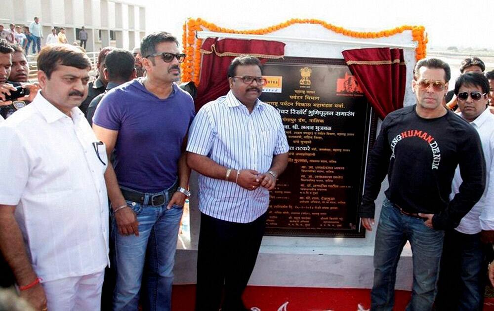  Bollywood actors Salman Khan and Suniel Shetty at the inauguaration of boat-club and water park at gangapur dam, near Nashik.