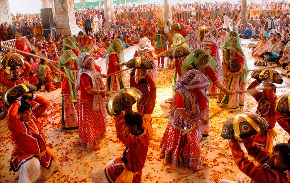 Men and Women playing Holi in Mathura.