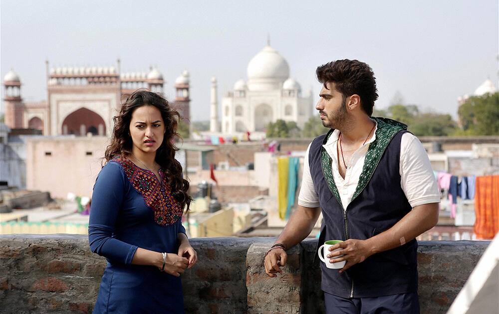 Arjun Kapoor and Sonakshi Sinha during shooting of the film 'Tevar' in Agra.