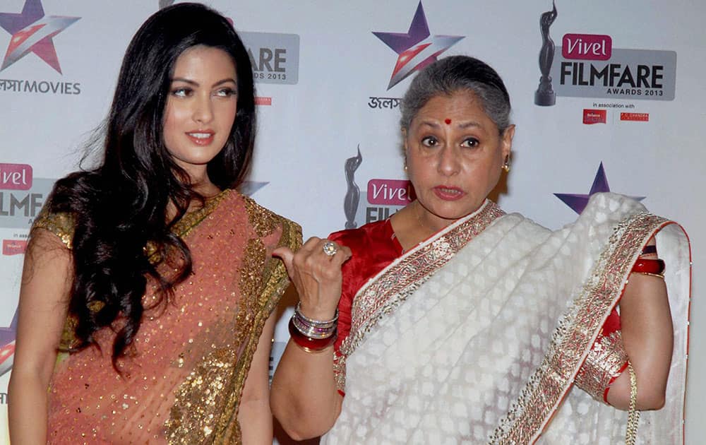 Bollywood actresses Jaya Bachchan and Riya Sen(L) posing at the Red Carpet of 1st Vivel Filmfare Awards ,in Kolkata.