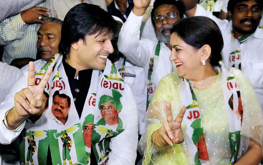 Vivek Oberoi along with his mother- in-law and Bangalore Central JD(S) candidate Nandini Alva during her campaign rally in Bengaluru.