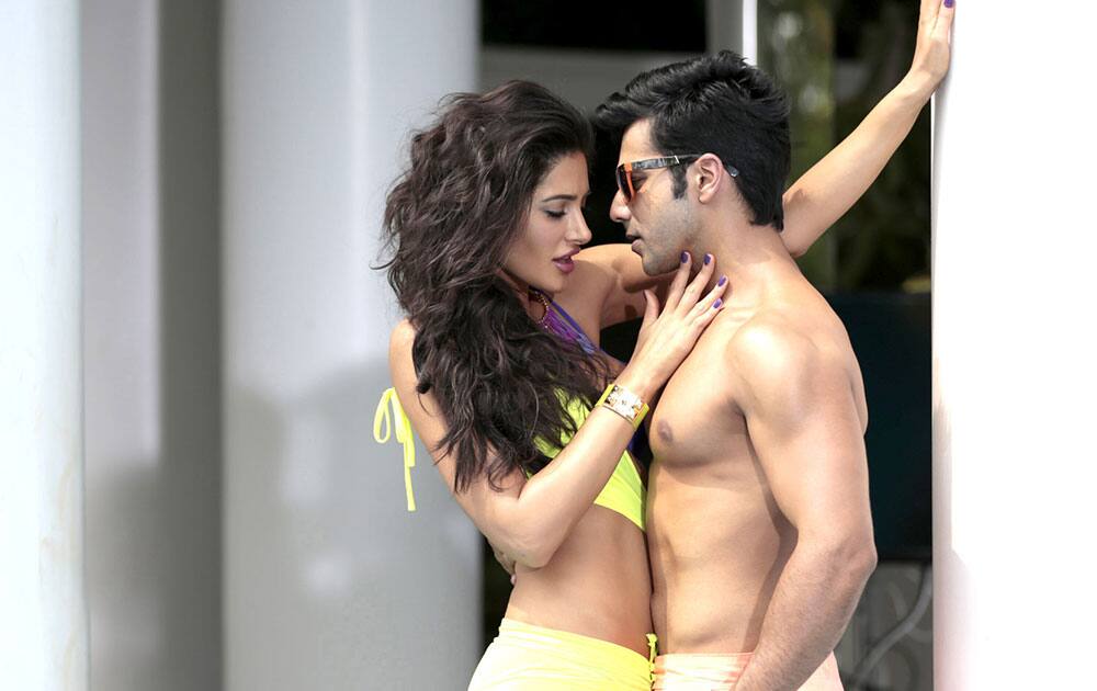 Movie Stills - Main Tera Hero