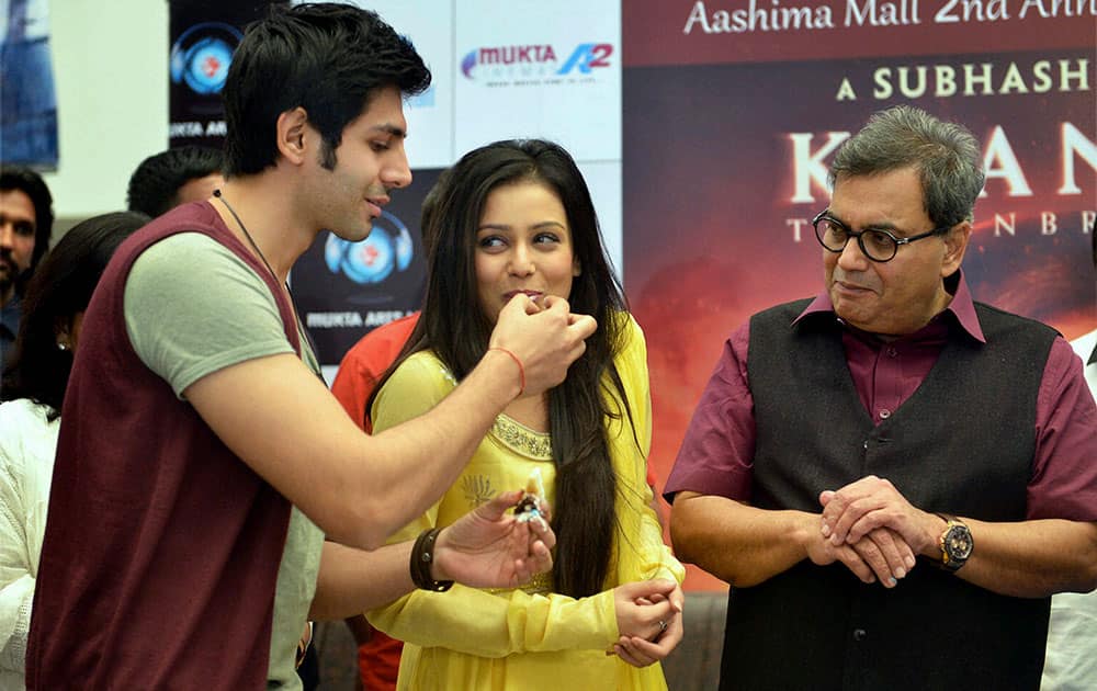 Bollywood director Subhash Ghai with film stars Mishti and Kartik Aryan during promotion of their film 'Kaanchi' in Bhopal.