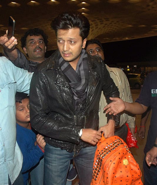 Ritesh Deshmukh departs on Wednesday from Mumbai's CST International Airport for Florida, USA to take part in IIFA 2014 awards ceremony.