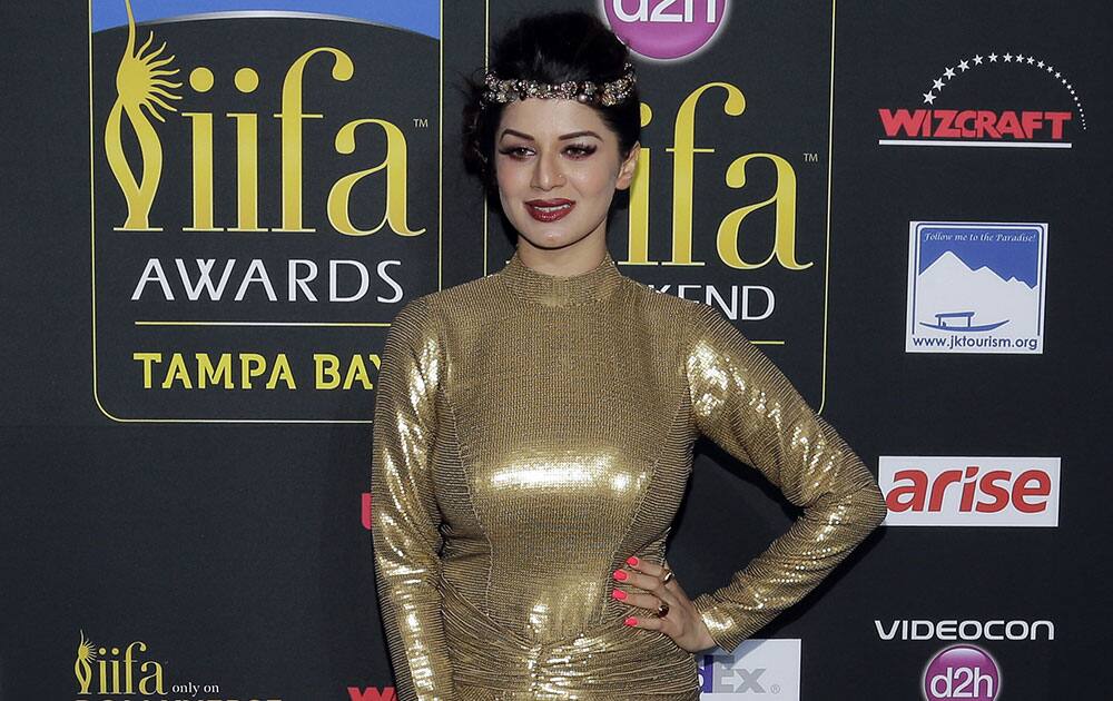 Kainaat Arora poses for photographers as she walks the green carpet for the 15th annual International Indian Film Awards in Tampa, Fla.