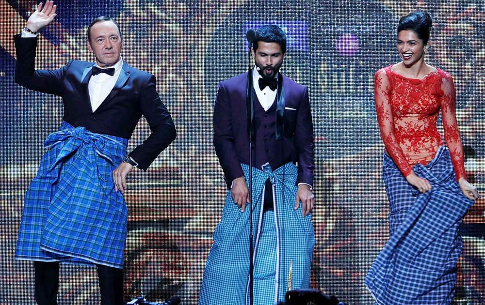 Hollywood actor Kevin Spacey dances with actress Deepika Padukone and actor Shaid Kapoor at IIFA 2014 Awards in Tampa bay,Florid.