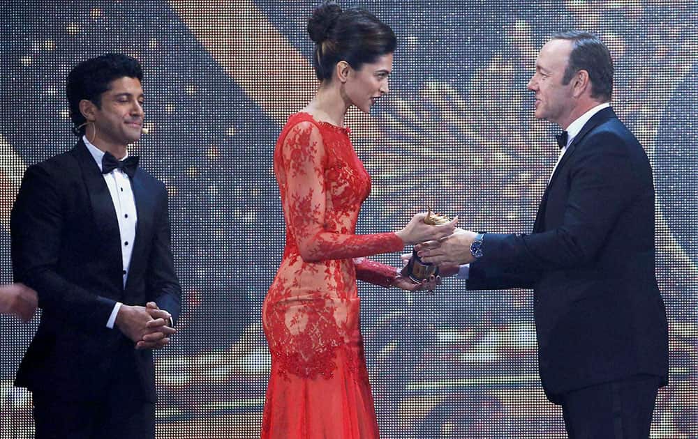 Hollywood actor Kevin Spacey presents IIFA 2014 Best Actress Award to Deepika Padukone in Tampa bay,Florida.