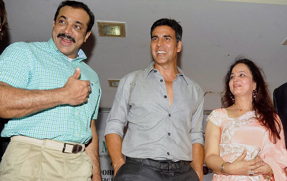 Joint Commissioner of Police Himanshu Roy, actor Akshay Kumar and producer Smita Thackeray at the launch of Tolpar Knife Training and unarmed combat training session by Russian experts for women, in Mumbai.