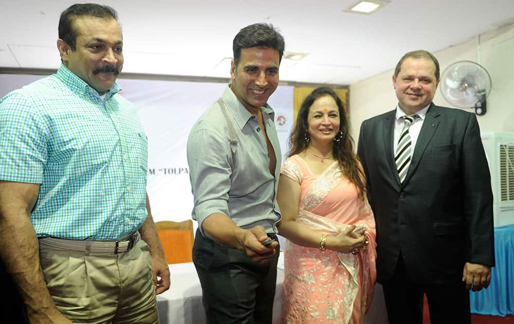 Actor Akshay Kumar, Anti-Terrorism Squad chief Himanshu Roy and Smita Thackeray at a knife-fighting workshop organised by Russian experts for women police personnel at the Naigaon police ground. DNA