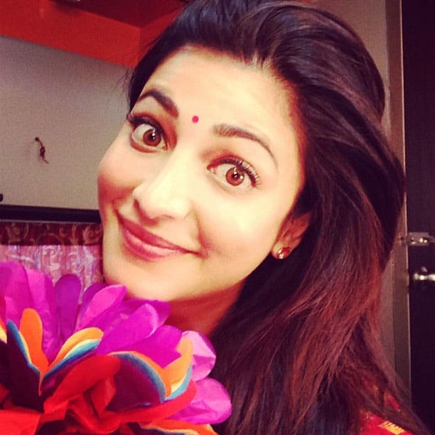 Shruti Hassan- I made a flower !!!#imafoolforphools #pretty. Pic Courtesy: Twitter	