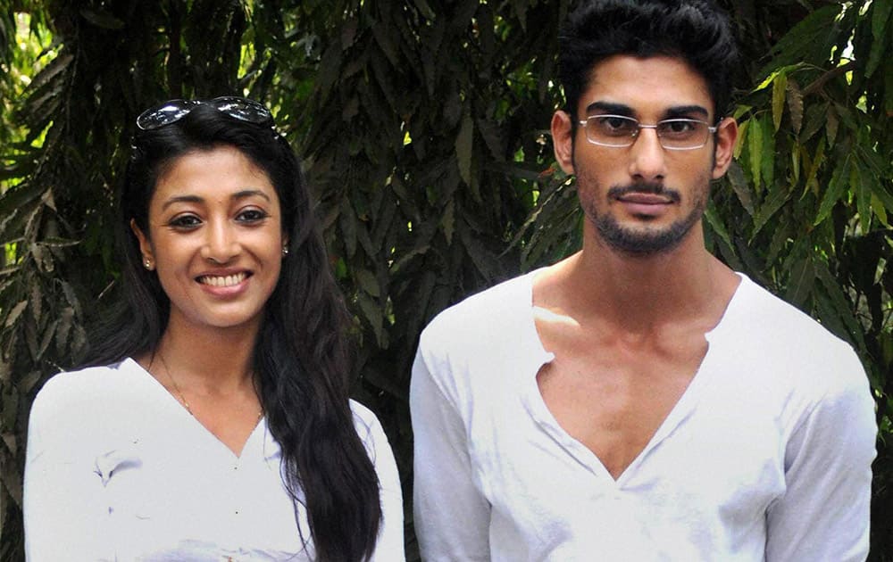 Bollywood actor Prateek Babbar and Bengali film actress Paoli Dam during the shooting of Bengali film Auroni Taukhon (Tryst with Destiny) in Mumbai.