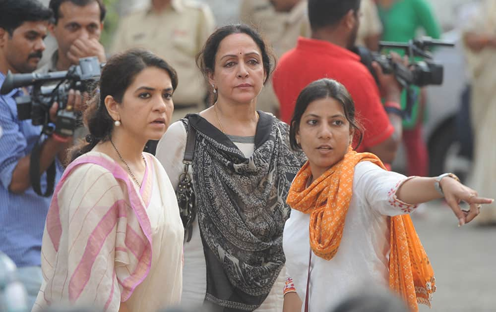 Actress and BJP leader Hema Malini and Shaina NC arrives to pay homage to Rural Development Minister Gopinath Munde at his Worli residence. dna