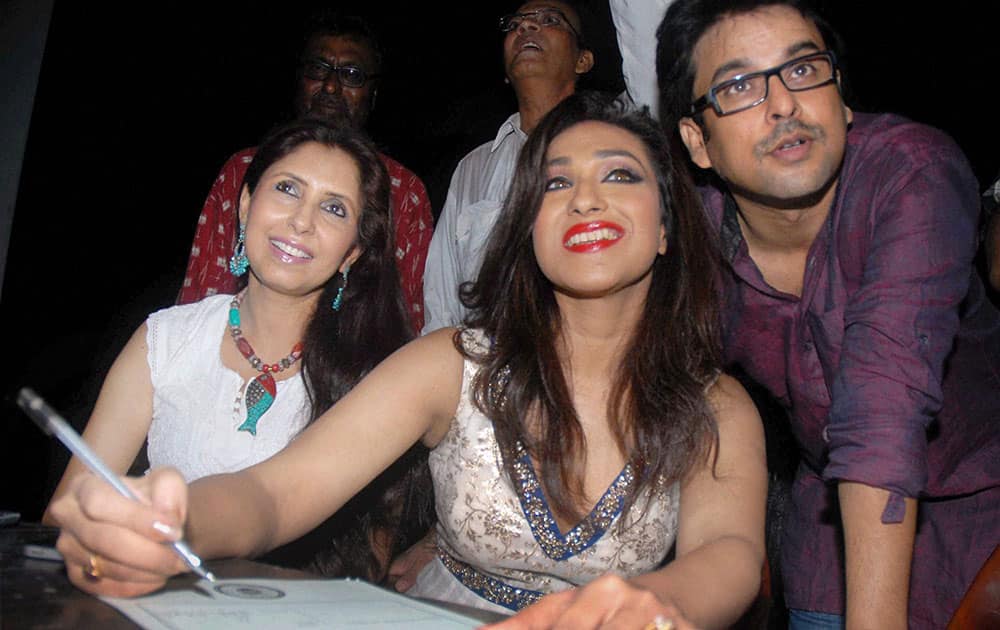 Actress Rituparna Sengupta pledging to donate her body after her death at an awareness programme in Kolkata on Sunday evening. Tollywood actors Chaiti Ghoshal (L) and Debdoot Ghosh (R) also seen in the picture.