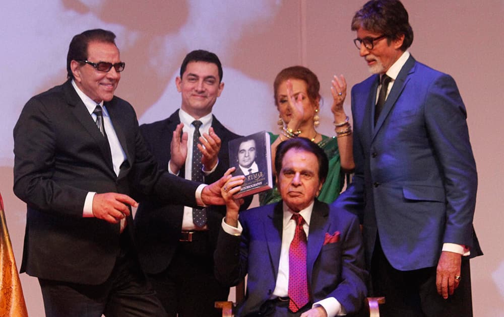 Dharmendra, Aamir Khan, Saira Banu and Amithabh Bachchan with Dilip Kumar during the launch of his autobiography.