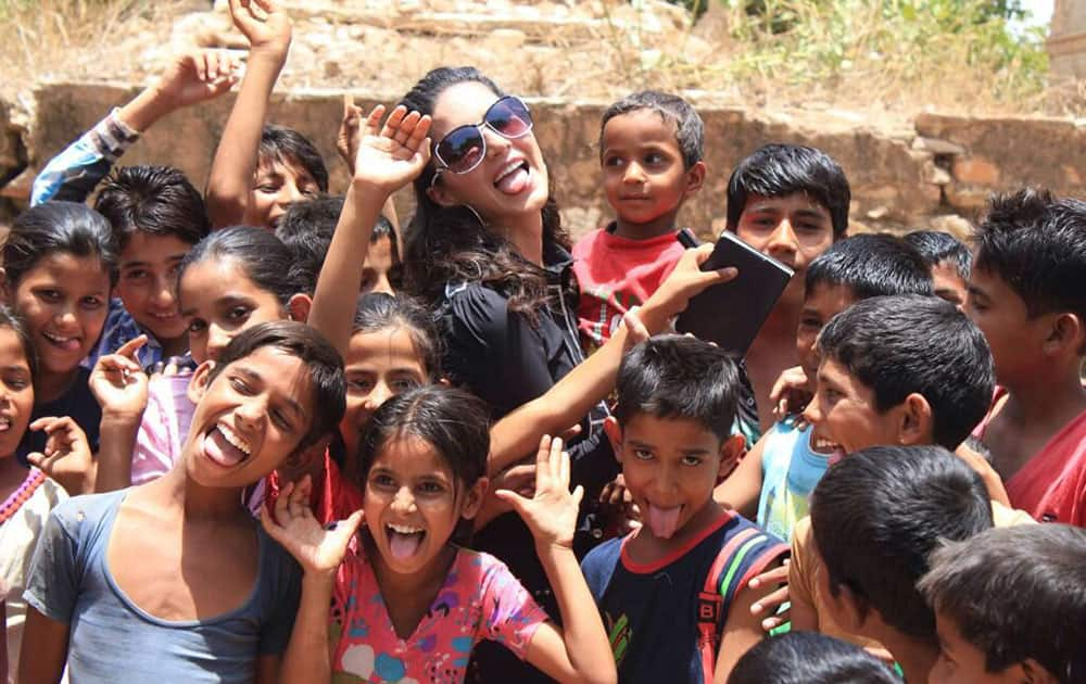 Sunny Leone - love my life.Got a chance 2spend an amazing moment w/ the local children near samode palace (Jaipur) @MTVSplitsvilla. Pic Courtesy: Twitter