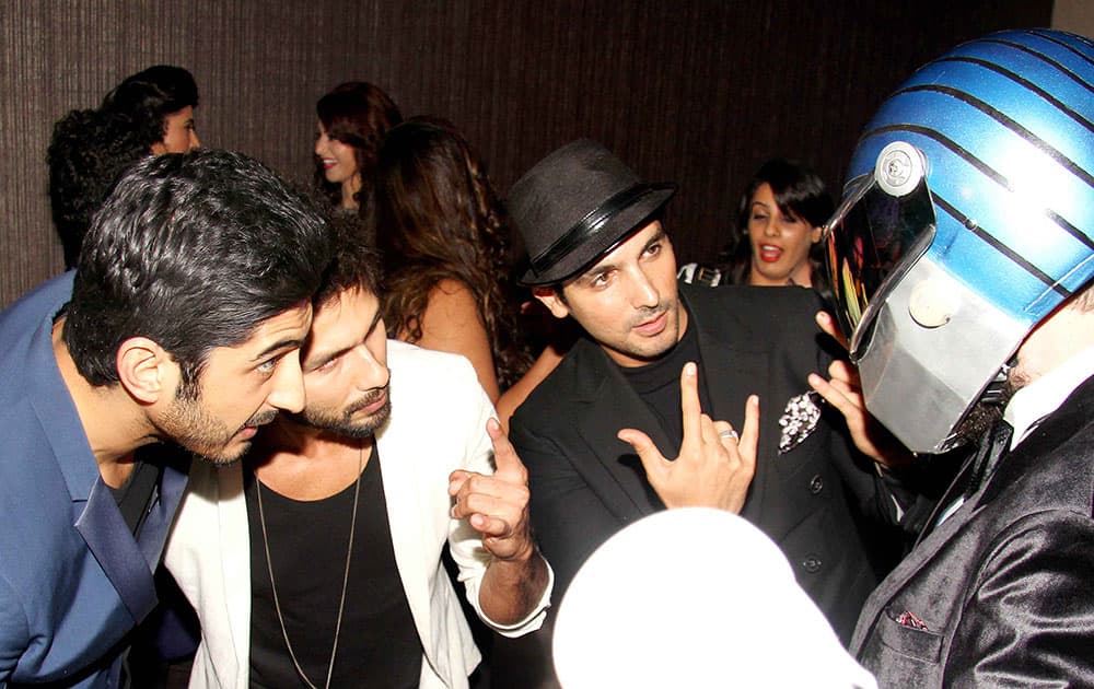 Shahid Kapoor (2L) with Mohit Marwah (L) and Zayed Khan (R) at GQ Best Dressed Men 2014 Awards in Mumbai. dna