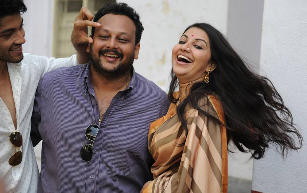 Actors Kiran (L) and Bhavana (R) with director Apoorva Kasaravalli (C) at the launch of the movie Nirutthara at Basavanagudi Temple in Bangalore. dna