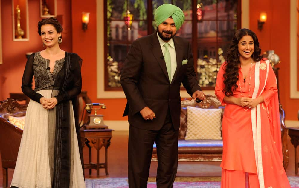 Navjot Singh Sidhu with Diya Mirza (L) and Vidya Balan (R)