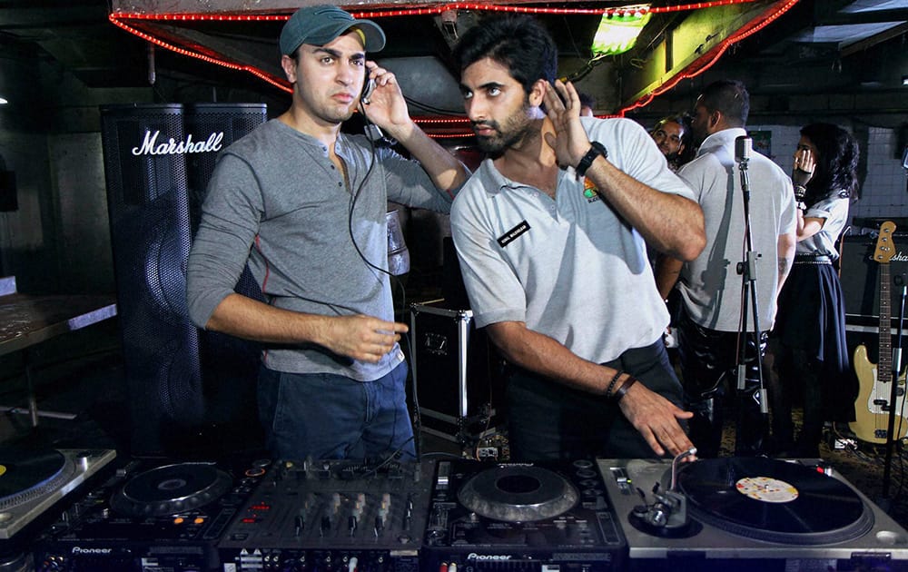 Imran Khan(L) and Akshay Oberoi at the making of a music video at Juhu in Mumbai.