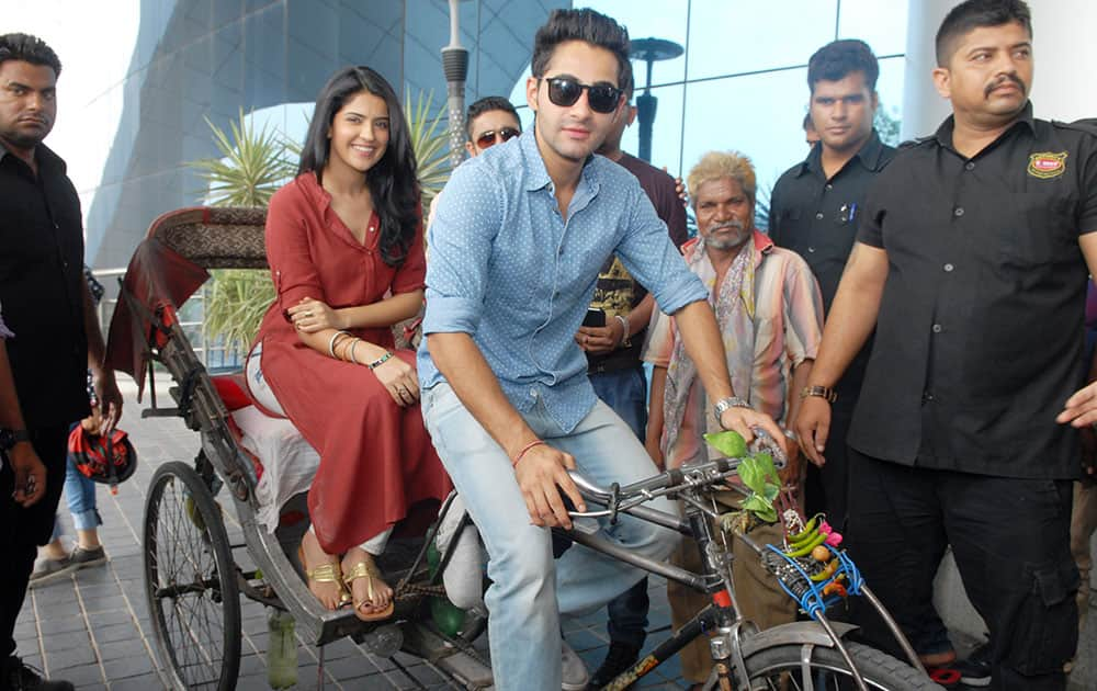 Deeksha Seth (2L) and Armaan Jain (2R) at the promotion of their upcomming movie 'Lekar Hum Deewana Dil' in Jaipur. dna