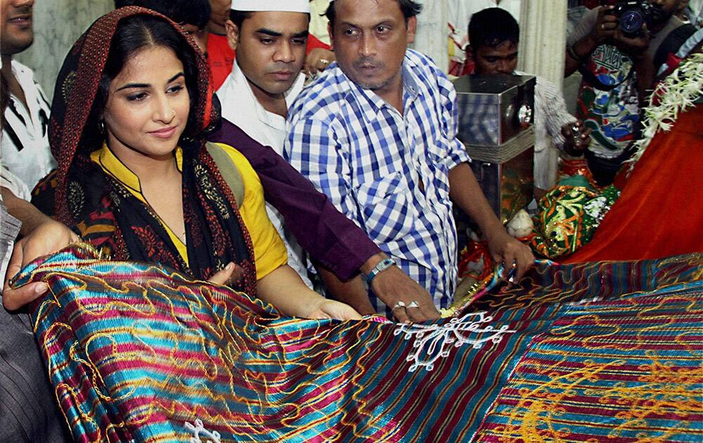 Vidya Balan offering a chadar at Mahim Dargah for the success of her film 'Bobby Jasoos' in Mumbai.