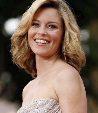 Elizabeth Banks poses at the premiere of 