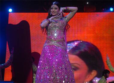 Aishwarya Rai Bachchan sizzles during the 'Unforgettable' show in Canada.