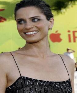 Cast member Amanda Peet poses at the movie premiere of 