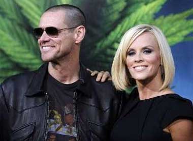 Jim Carrey and Jenny McCarthy smile for the shutterbugs at the premiere of the film 