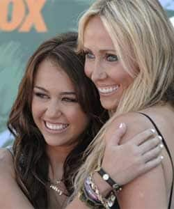 Host Miley Cyrus (L) and her mother, Leticia at the 2008 Teen Choice Awards 