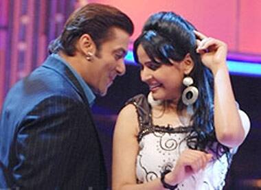 Salman cosies-up with a contestant on 'Dus Ka Dum'.