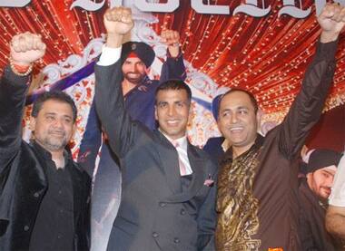 Akshay Kumar, Anees Bazmee and Vipul Shah at a party to celebrate the success of 'Singh is Kinng'. 