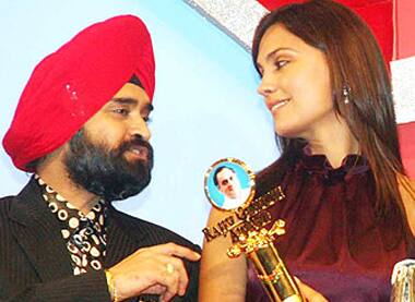 Lara Dutta receives an award at the 11th Annual Rajiv Gandhi Awards 2008.