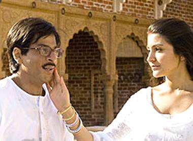 A still from Shah Rukh-Anoushka starrer 'RNBDJ'.