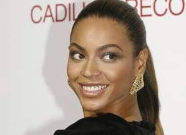 Beyonce poses at the premiere of her new film 