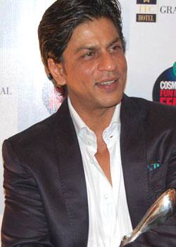 Shah Rukh Khan holds the Cosmopolitan award for the Fun and Fearless tiara.