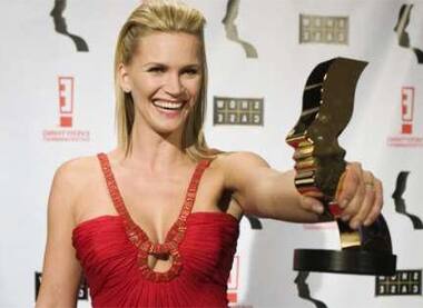 Natasha Henstridge with her award for Best Performance by an Actress in a Leading Role at the Annual Gemini Awards in Toronto.