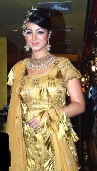 Actress Ayesha Takia dresses up in a bridal wear to walk the ramp for designer Azeem Khan.