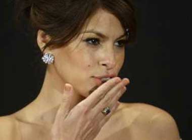 Eva Mendes blows a kiss during a solidarity cocktail benefit for cancer in Madrid 