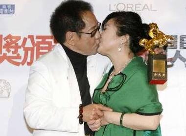 Ma Ju-lung kisses his wife Pei Hsiao-lan after winning the Best Supporting Actor Award for 