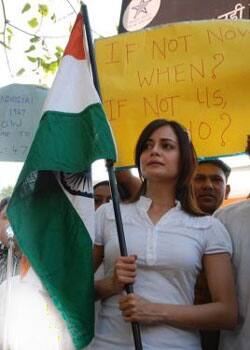 Bollywood actress Dia Mirza spearheads the Lok Satta Andolan in Mumbai.