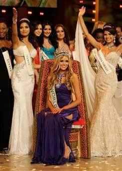 Hailing the beauty: Miss World is flanked by the four other finalists of final round.