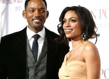 Will Smith and Rosario Dawson pose at the premiere of the movie 'Seven Pounds'.