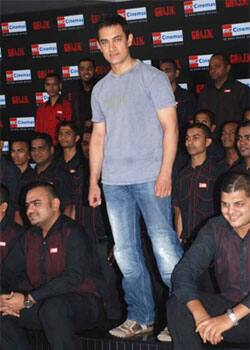 Aamir Khan with fans sporting his 'Ghajini' cut.