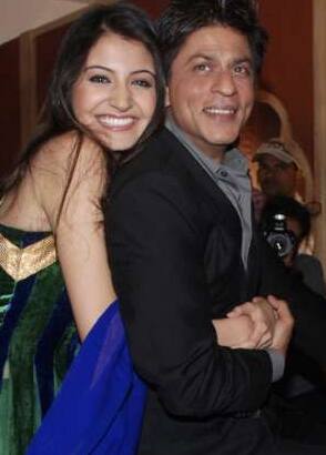 Jadoo ki jhappi: Anushka Sharma hugs SRKduring a promotional event.