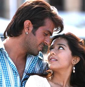 Harman Baweja and Amrita Rao in a still from their upcoming flick 'Victory'.