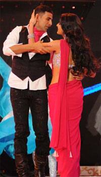 Akshay Kumar performs with his lady 'luck' Katrina Kaif at an award ceremony.